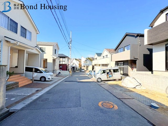 教育施設まで10分圏内　松が丘3丁目　新築2区画　A号棟の前面道路含む現地写真