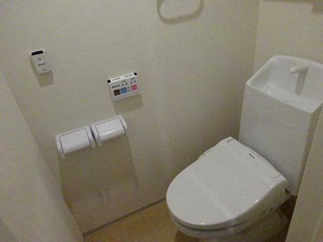 ライブリーポトス江波のトイレ|シャワー付トイレ