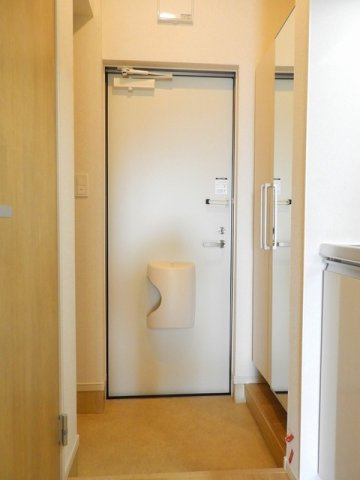 ハウスアイⅠの玄関|明るい玄関です