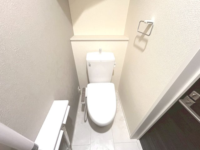 リーブルガーデン　一宮市北方町　全2区画分譲の独立洗面台|洗面化粧台 幅 750mm、軽く割れにくい洗面ボールと場所をとらないコンパクト設計の本体キャビネットです。
ミラー扉の内側は全て収納スペースです。リフトアップシャワーを採用し両手が自由に使えます