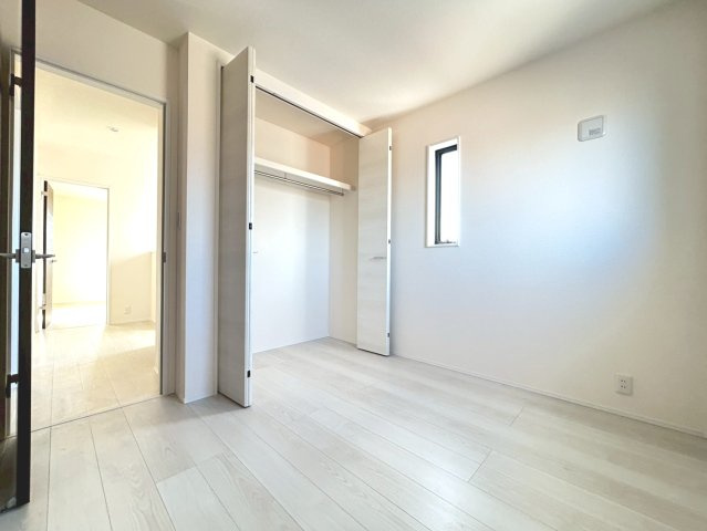 リーブルガーデン　一宮市北方町　全2区画分譲の寝室|すべての居室にはたっぷり収納できる大型のクローゼット、各室に２４時間換気システムを設置しています。
排気ファンから低風量で24時間強制排気し、家の中の空気をいつも新鮮に保ちます。
