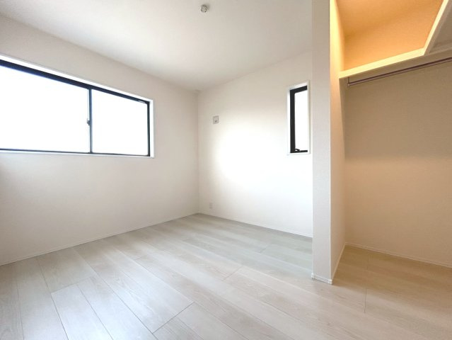 リーブルガーデン　一宮市北方町　全2区画分譲の洋室|全居室にたっぷり収納できる大型クローゼット、居室部分の窓ガラスには間に空気層を設けたペアガラスを採用。
高い断熱性と共にガラス面の結露対策にも効果を発揮します。