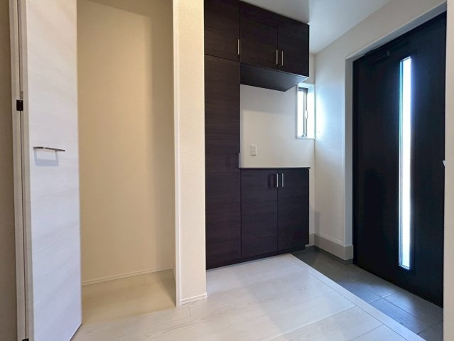 リーブルガーデン　一宮市北方町　全2区画分譲の玄関|【ピッキング防止機能付き玄関ドア錠】玄関ドアの鍵は上下に２つあり、内側の下段は脱着サムターンキー。
鍵を不正に開錠されても、もう１つの鍵でピッキングを防ぎます。防犯性の高い仕様になっています。