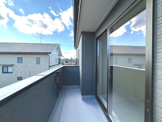 リーブルガーデン　一宮市北方町　全2区画分譲の玄関|大容量のシューズ収納付きで玄関周りもすっきり！玄関ドアからの光が玄関ホールを明るくしてくれます。