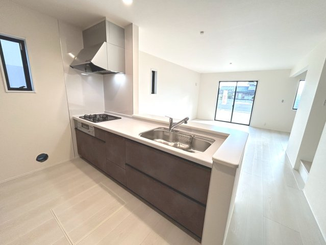 リーブルガーデン　一宮市北方町　全2区画分譲の居間・リビング|明るい日差しをふんだんに取り込んだリビングダイニングは家族の笑顔につつまれた素敵な空間になります。
一建設の家は精度が高く丈夫な工法を採用し、「住宅トップランナー基準」に対応しています。