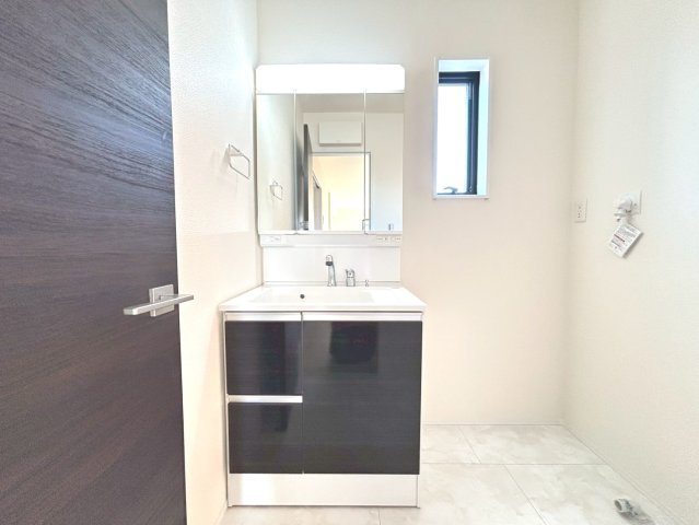 リーブルガーデン　一宮市北方町　全2区画分譲の浴室|明るく清潔感がある浴室。浴槽は環境にやさしい節水タイプ。浴槽内ステップで半身浴、親子入浴も安心です。
洗い場の床は乾きやすく滑りにくい快適仕様、水はけが良くカビの発生を軽減できます。
