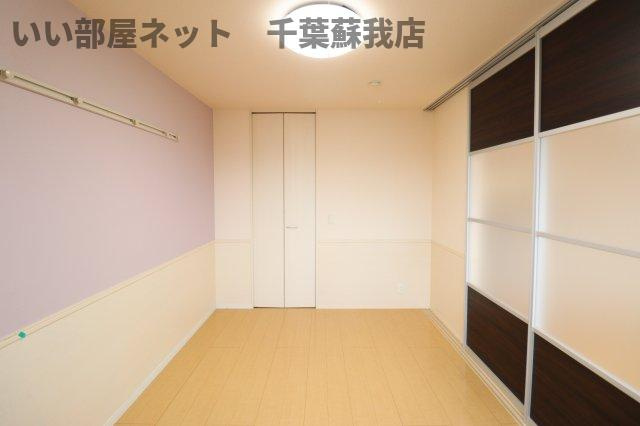 ピーノフォーリア弐番館の寝室|広くて明るい寝室