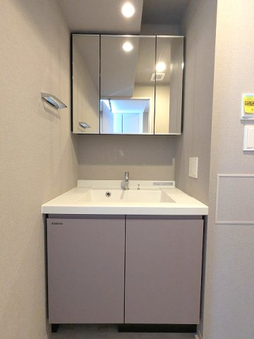 ニド三ノ輪の洗面所|三面鏡付独立洗面台、洗面台下にヘルスメーターストックあり便利です