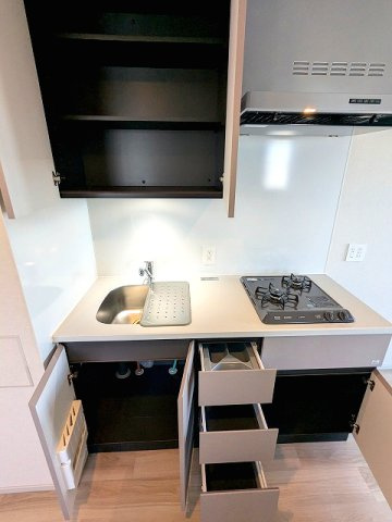 ニド三ノ輪の設備|ガス2口システムキッチン、料理しやすいシンクカバー付き、瀟洒でお手入れ楽なガラストップコンロ、豊富な収納