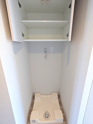 ニド三ノ輪の設備|洗濯機置場は排水口のお手入れし易い様に手前中央に配置し足高の防水パンです