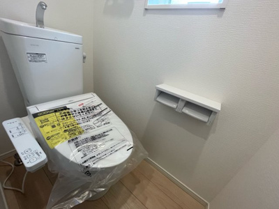 【トイレ】 | 【新築戸建て】秋田市御野場第8　1号棟 | 1階・2階にトイレ完備。
シャワートイレ・暖房便座
