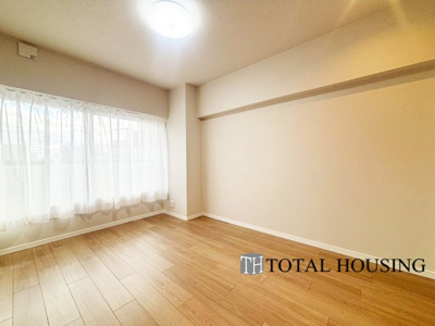 【洋室】 | ファミリー豊平 | 洋室　約5.8帖
開放的なバルコニー直結のお部屋です。大きな窓はお日様の光をたっぷり取り込み、明るく癒されるプライベートルームになりそうです。のんびり読書なども良いですね♪