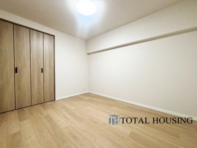 【洋室】 | ファミリー豊平 | 洋室　約5.4帖
家族一人ひとりの大切なプライベート空間。趣味に合わせて使って頂けるようシンプルに仕上げてあります。暮らし心地を大きく左右する収納を、適材適所に配置し使い勝手を考慮しました。