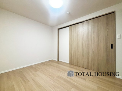 【洋室】 | ファミリー豊平 | 洋室　約5.4帖
家族構成やライフスタイルに合わせて、多目的にお使いいただけます。優しい色合いの木目調のフローリングが空間にアクセントをもたらしお洒落な室内です。