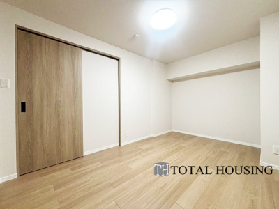 【その他】 | ファミリー豊平 | 納戸　約6.3帖
充分な広さと収納機能を備えた部屋はお子様の自発性と成長を促します。お子様の成長を支える、勉強や好きなことに没頭する学びの空間にどうぞ。