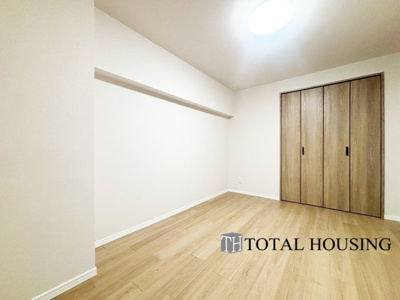 【その他】 | ファミリー豊平 | 納戸　約6.3帖
趣味や収納を兼ねたマルチルームにも！書斎、衣装部屋、ゲストルームなど、ライフスタイルに合わせて自在にアレンジできる広さです。