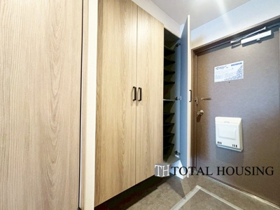 【玄関】 | ファミリー豊平 | 人を迎え入れる最初の場所だからこそ、清潔感と余裕のある玄関スペースです♪散らかりがちな玄関ですが、トールサイズの玄関収納を設けたのでいつでもスッキリとした場所を保てます。