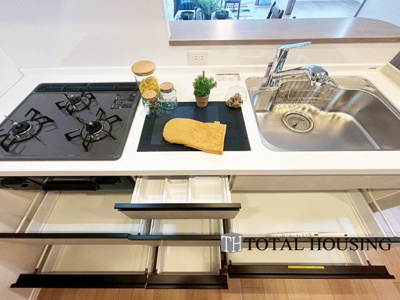 【キッチン】 | ファミリー豊平 | 毎日料理をする、料理が好き、家族が多くて量を作る必要がある、等の方々にとっては必須の３口コンロ。同時進行で効率アップはもちろん鍋を移動する回数が減り、無駄な動きを軽減することが出来ます。