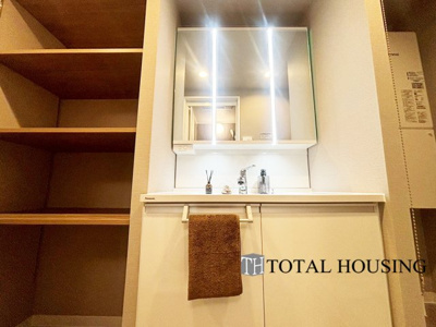 【独立洗面台】 | ファミリー豊平 | 洗面化粧台の鏡はゆとりある大きさです。壁面に収納棚が備えられ、ハブラシなどの洗面用品をすっきりと収納できます。