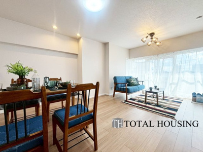 【居間・リビング】 | ファミリー豊平 | 南東向きに大きく開いた窓からは、明るい陽射しが射し込みます。
爽やかな風が吹き抜ける心地良いリビングには、自然と家族が集まります。