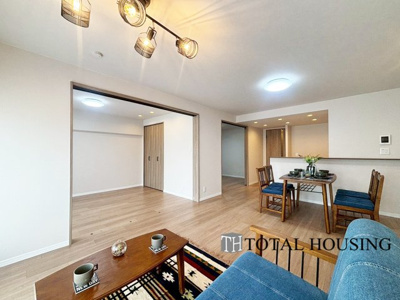 【居間・リビング】 | ファミリー豊平 | 広くゆったりと家族揃って寛げるLDKは約16.9帖。毎日の始まりと終わりをここで迎える大切な空間はいつでも心地良い空気感。落ち着いた雰囲気で過ごしたり家族でわいわい盛り上がる日も。