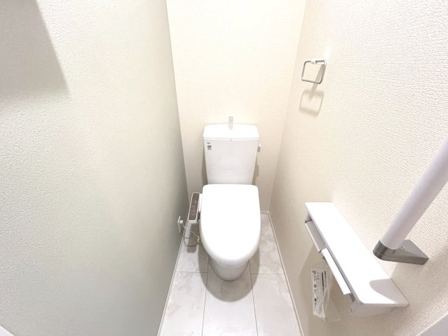 リーブルガーデン　一宮市北方町　全2区画分譲のトイレ|超表面平滑加工とイオンパワーの「セフィオンテクト」加工で、汚れが付きにくく落ちやすい仕様で清潔です。
便器にフチがないので汚れが隠れて見えない部分がありません。お手入れがとってもラクラクです。