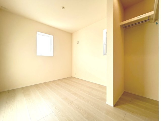 リーブルガーデン　一宮市北方町　全2区画分譲の洋室|全居室にたっぷり収納できる大型クローゼット、居室部分の窓ガラスには間に空気層を設けたペアガラスを採用。
高い断熱性と共にガラス面の結露対策にも効果を発揮します。