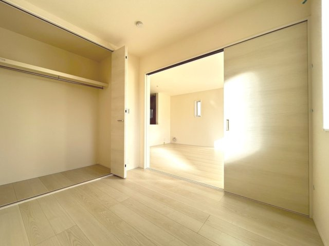 リーブルガーデン　一宮市北方町　全2区画分譲の洋室|全居室にたっぷり収納できる大型クローゼット、居室部分の窓ガラスには間に空気層を設けたペアガラスを採用。
高い断熱性と共にガラス面の結露対策にも効果を発揮します。