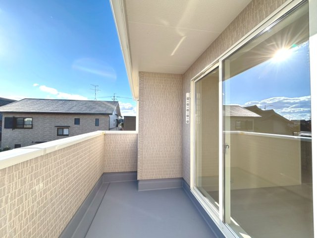 リーブルガーデン　一宮市北方町　全2区画分譲のバルコニー|バルコニーは南向きで洗濯物もよく乾きます！強度と表面積硬度を持つFPRで防水しています。