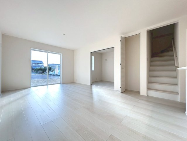 リーブルガーデン　一宮市北方町　全2区画分譲の居間・リビング|明るい日差しをふんだんに取り込んだリビングダイニングは家族の笑顔につつまれた素敵な空間になります。
一建設の家は精度が高く丈夫な工法を採用し、「住宅トップランナー基準」に対応しています。