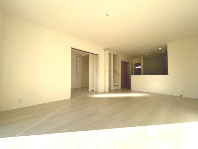 リーブルガーデン　一宮市北方町　全2区画分譲の居間・リビング|明るい日差しをふんだんに取り込んだリビングダイニングは家族の笑顔につつまれた素敵な空間になります。
一建設の家は精度が高く丈夫な工法を採用し、「住宅トップランナー基準」に対応しています。