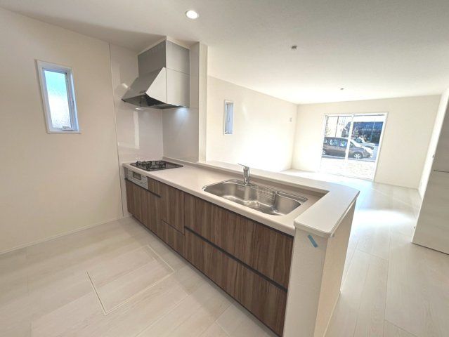 リーブルガーデン　一宮市北方町　全2区画分譲のキッチン|機能的で手入れがしやすいシステムキッチンでお掃除も楽々。蛇口は浄水器内蔵型で節湯CI対応水栓です。　
人造大理石カウンターやキッチンパネルなど明るくきれいにお使いいただけます。