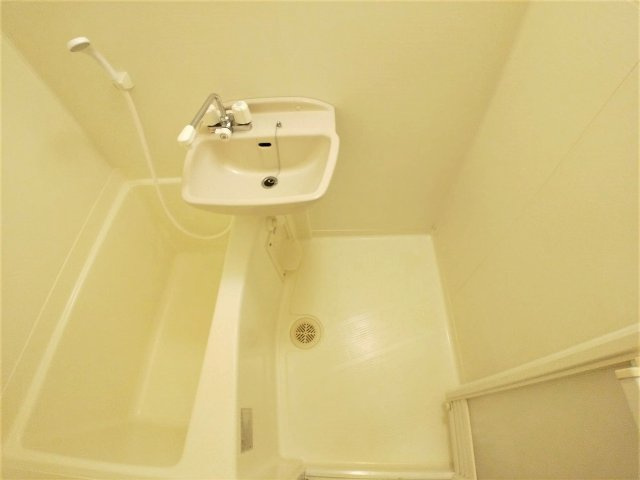 レオパレスシャルムの浴室|落ち着いた空間のお風呂です