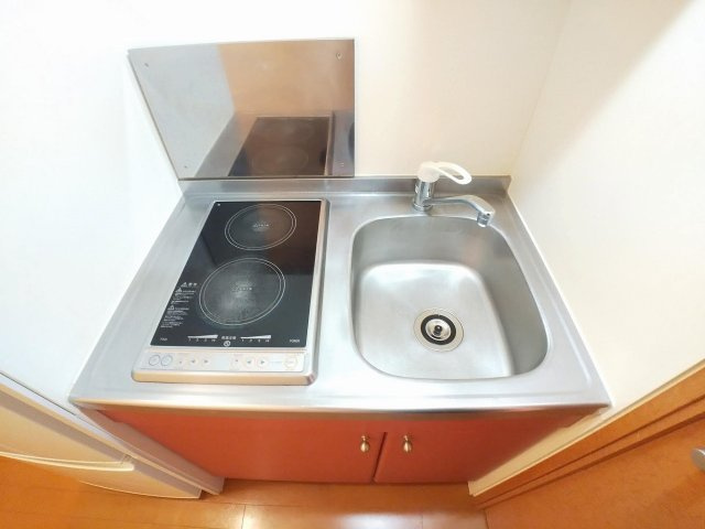 レオパレスシャルムのキッチン|コンパクトなキッチンで掃除もラクラク