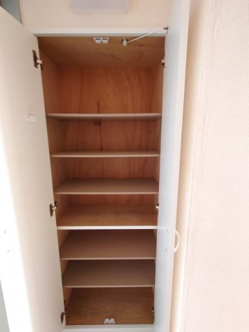 レオパレスグランシャリオの玄関|沢山の靴を収納できるシューズBOX。