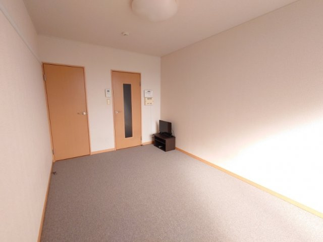 レオパレスグランシャリオの居間・リビング|1Fフローリング、2F絨毯