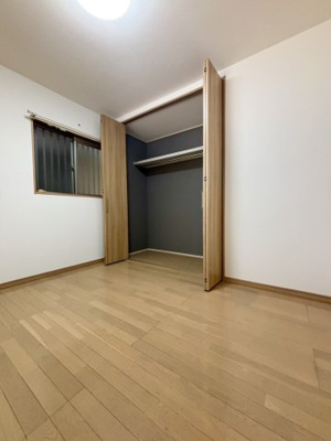 【洋室】 | 港区市岡2丁目中古戸建 | 洋室（約5.25帖）：奥行きもしっかりある収納力充実のクローゼット収納