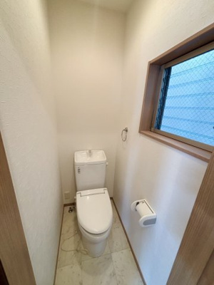 【トイレ】 | 港区市岡2丁目中古戸建 | 2階の洋式トイレです。自然な換気ができる小窓がついています。