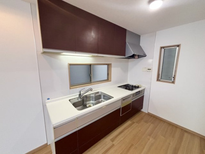 【キッチン】 | 港区市岡2丁目中古戸建 | 開放感があり、配膳動線もスムーズなオープンタイプ。シンクの両サイドにしっかり余白があり作業のしやすいキッチンです。