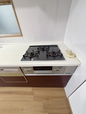 【キッチン】 | 港区市岡2丁目中古戸建 | 三口コンロでお料理も効率的に進められます！