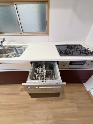 【キッチン】 | 港区市岡2丁目中古戸建 | 家事の時短に役立つ食洗機完備！浮いた時間は家族や自分のために使いましょう♪