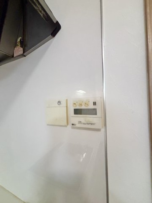 【発電・温水設備】 | 港区市岡2丁目中古戸建 | 給湯器のキッチン用リモコンです。