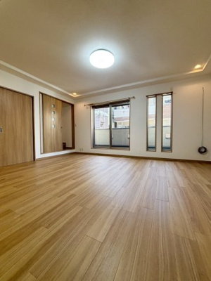 【居間・リビング】 | 港区市岡2丁目中古戸建 | LDK（約16.25帖）：プライバシーを守れる2階リビング