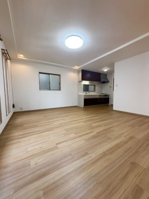 【居間・リビング】 | 港区市岡2丁目中古戸建 | LDK（約16.25帖）：家具のレイアウトがしやすいLDK。