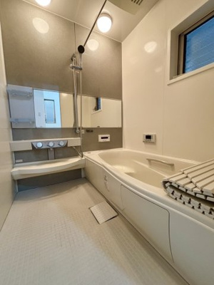 【浴室】 | 港区市岡2丁目中古戸建 | 木目調のアクセントパネルで、お部屋のようなリラックス空間を演出するバスルームです。