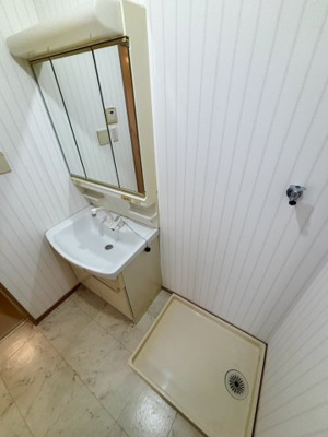 【ランドリースペース】 | 港区市岡2丁目中古戸建 | 洗濯機から床への漏水を防ぐことが出来る防水パン設置済み。