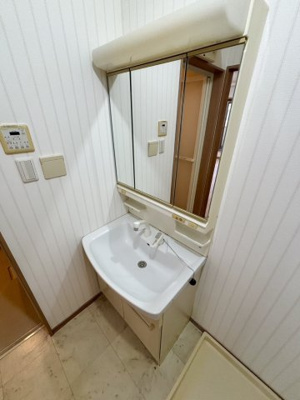 【独立洗面台】 | 港区市岡2丁目中古戸建 | 日々の身支度に欠かせない独立洗面台です。