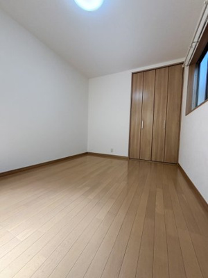 【洋室】 | 港区市岡2丁目中古戸建 | 洋室（約6.75帖）：フローリングと合わせた建具で統一感のある内装です。