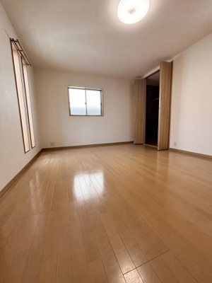 【居間・リビング】 | 港区市岡2丁目中古戸建 | 洋室（約11帖）：クイーン・キングサイズのベッドをおいてもゆとりのある広々とした洋室です。