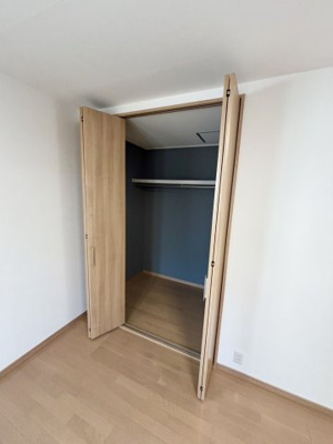 【収納】 | 港区市岡2丁目中古戸建 | 洋室（約11帖）：お部屋のクローゼット収納です。